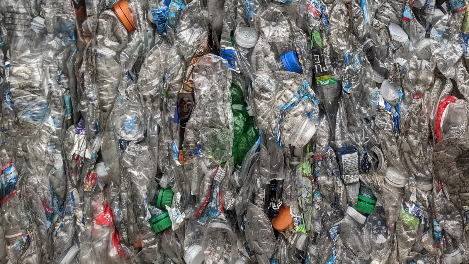 Primer plano de una bala de botellas de plástico aplastadas en una planta de reciclaje de San José, California