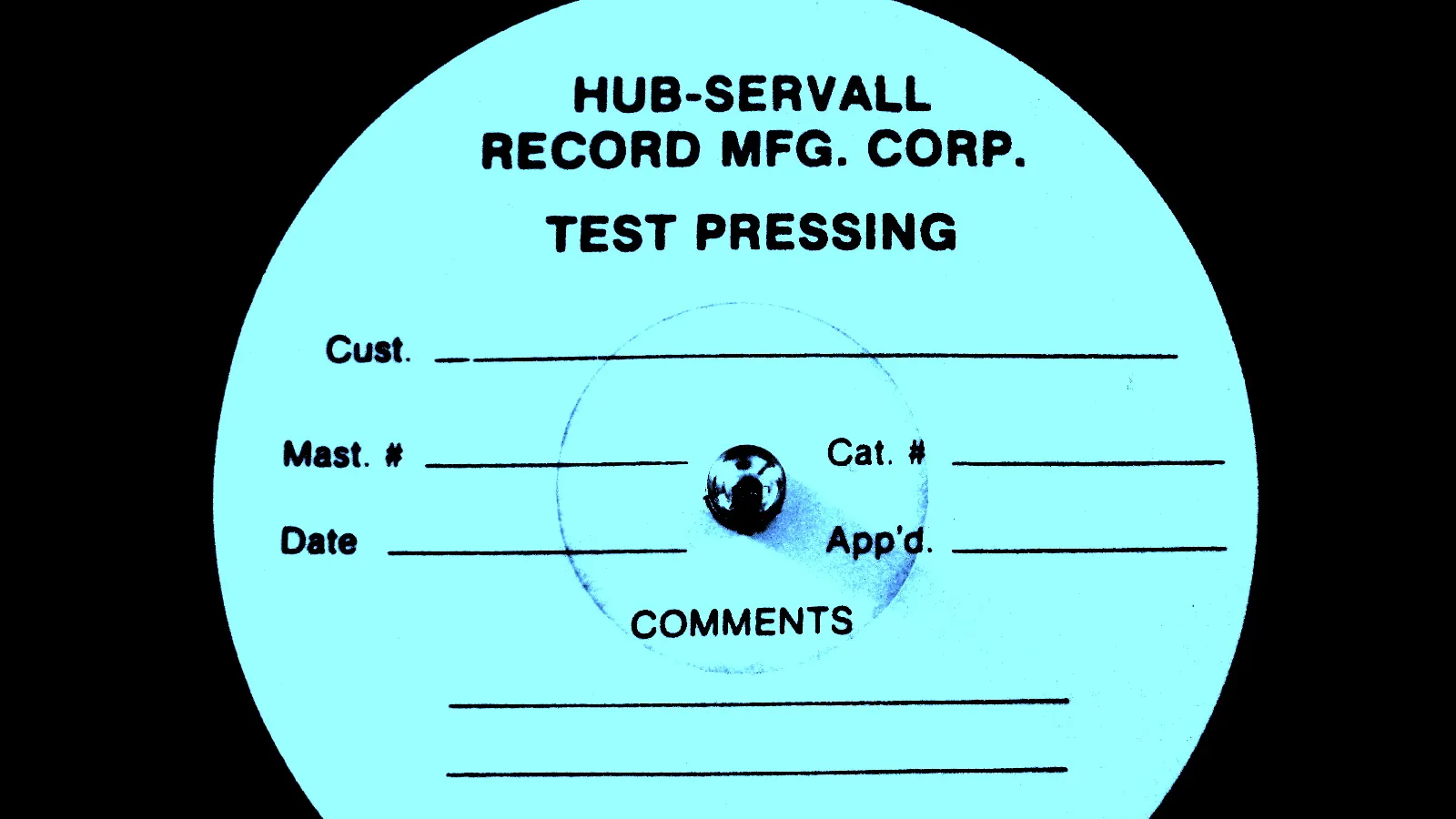 Etiqueta en blanco de test pressing de Hub-Servall Record Mfg. Corp., fotografiada en tonos azules, con líneas para el cliente, el número de máster, el número de catálogo, la fecha, la aprobación y los comentarios