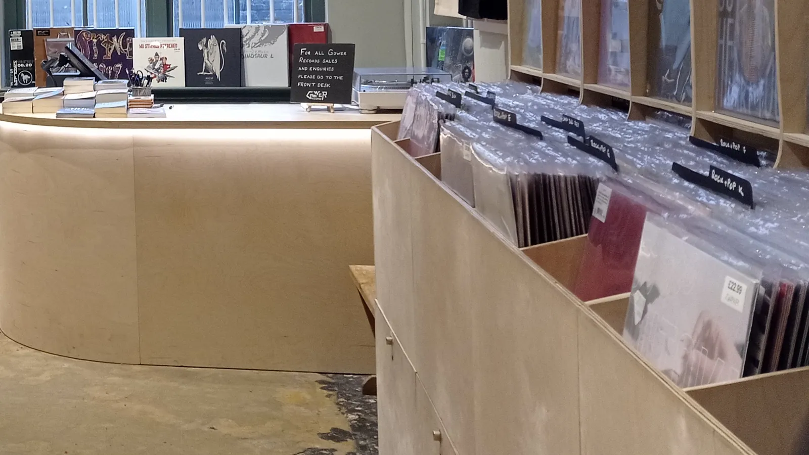 Cajones de LP en fundas de plástico transparente, tras separadores negros Rock + Pop, en la sección de vinilos de la librería Waterstones de Gower Street, en Londres; uno de los discos lleva una etiqueta de precio de 22,99 libras